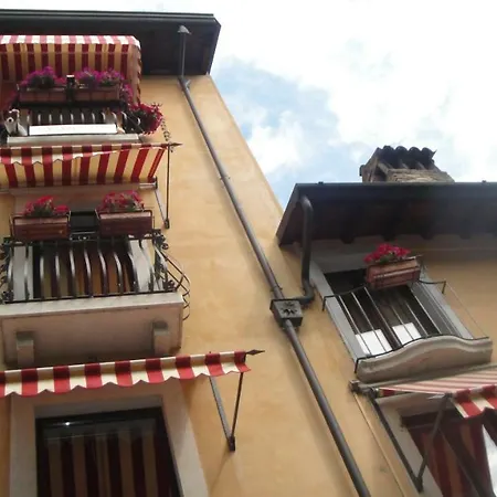 The Queen Tower Bed and Breakfast Desenzano del Garda Buitenkant foto